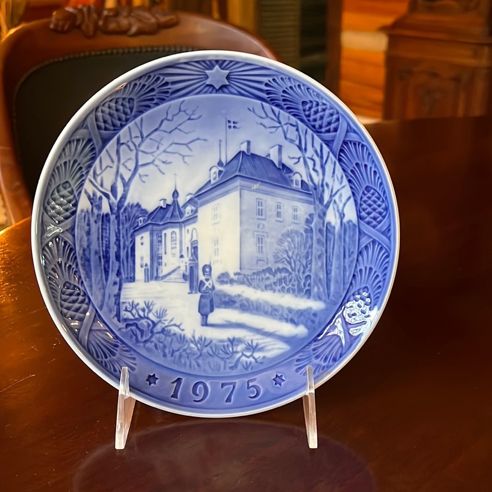 Royal Copenhagen Blue & White Annual Christmas Plate - 1975